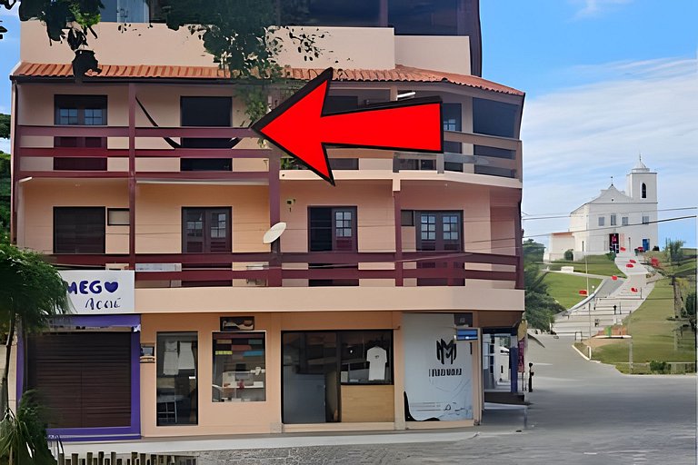 No pé da igreja Praia da Vila Entre o mar e lagoa.