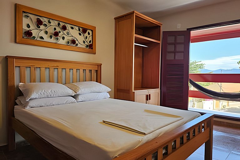 No pé da igreja Praia da Vila Entre o mar e lagoa.