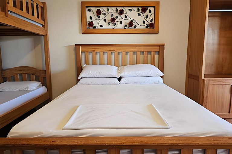 No pé da igreja Praia da Vila Entre o mar e lagoa.