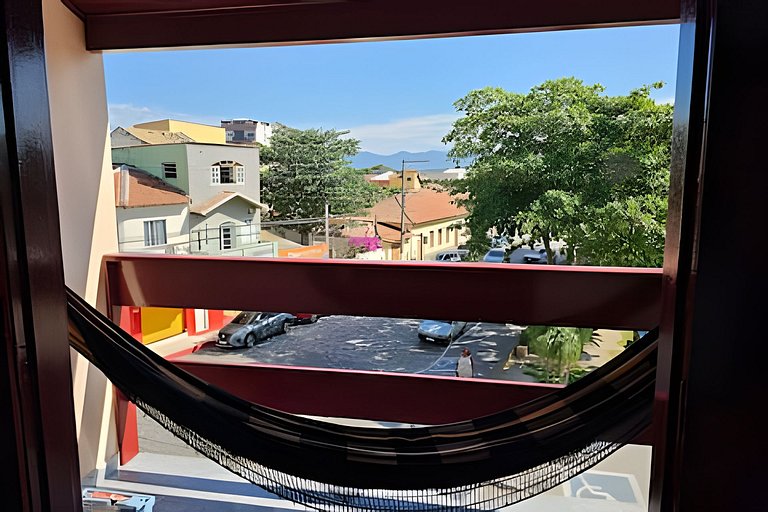 No pé da igreja Praia da Vila Entre o mar e lagoa.