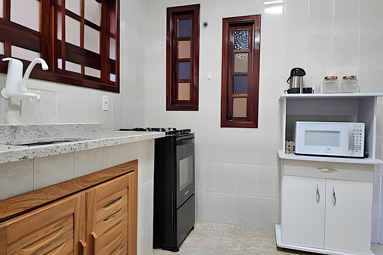 No pé da igreja Praia da Vila Entre o mar e lagoa.