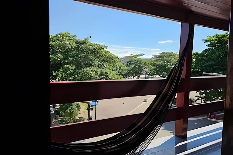 No pé da igreja Praia da Vila Entre o mar e lagoa.