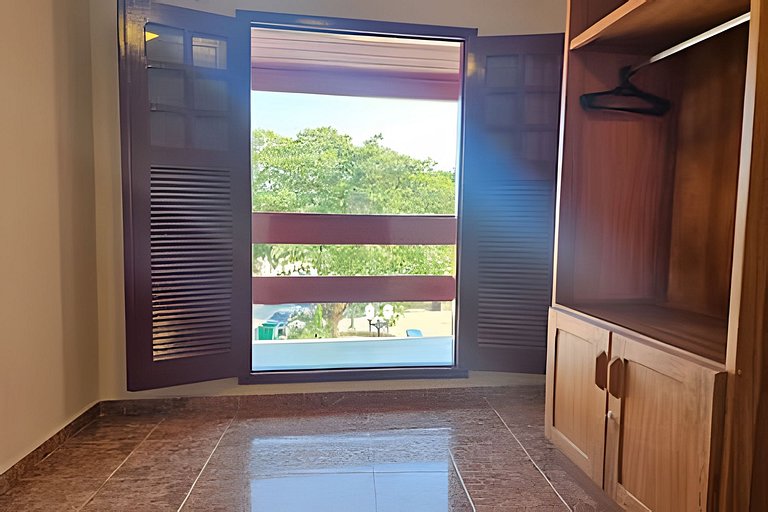 No pé da igreja Praia da Vila Entre o mar e lagoa.