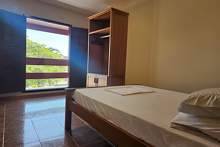 No pé da igreja Praia da Vila Entre o mar e lagoa.