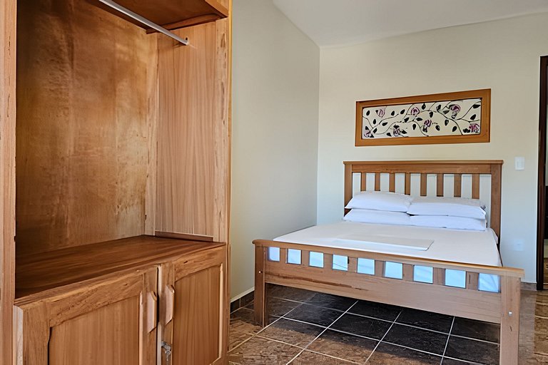 No pé da igreja Praia da Vila Entre o mar e lagoa.