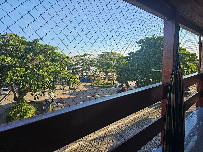 No pé da igreja Praia da Vila Entre o mar e lagoa.