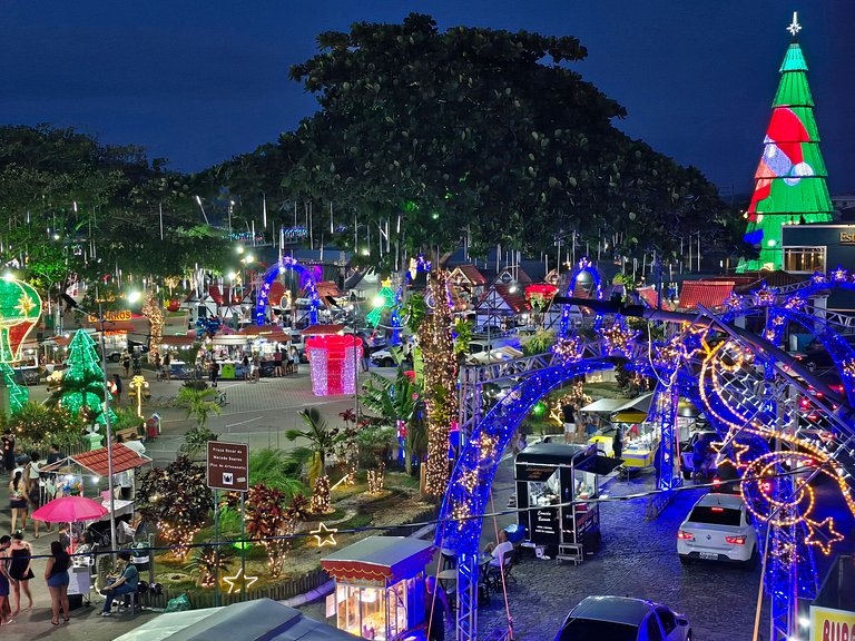 No pé da igreja Praia da Vila Entre o mar e lagoa.