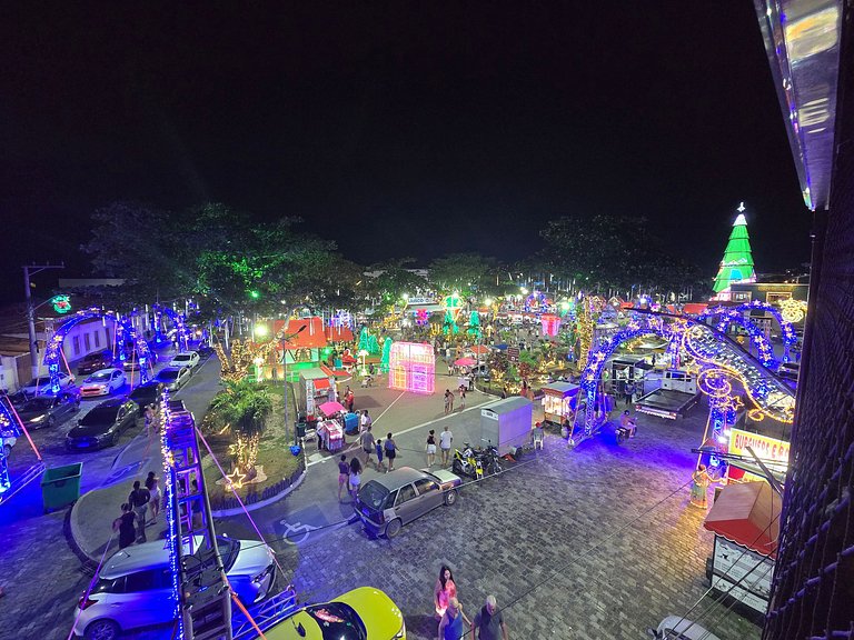No pé da igreja Praia da Vila Entre o mar e lagoa.