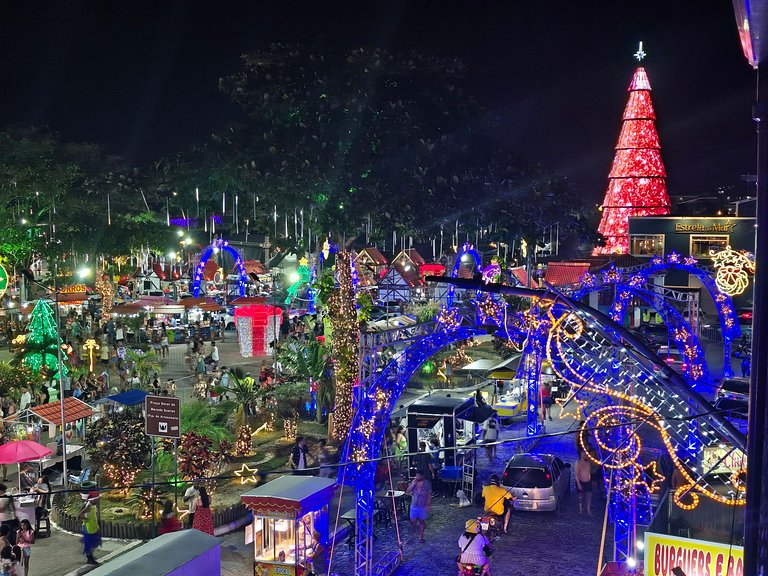 No pé da igreja Praia da Vila Entre o mar e lagoa.