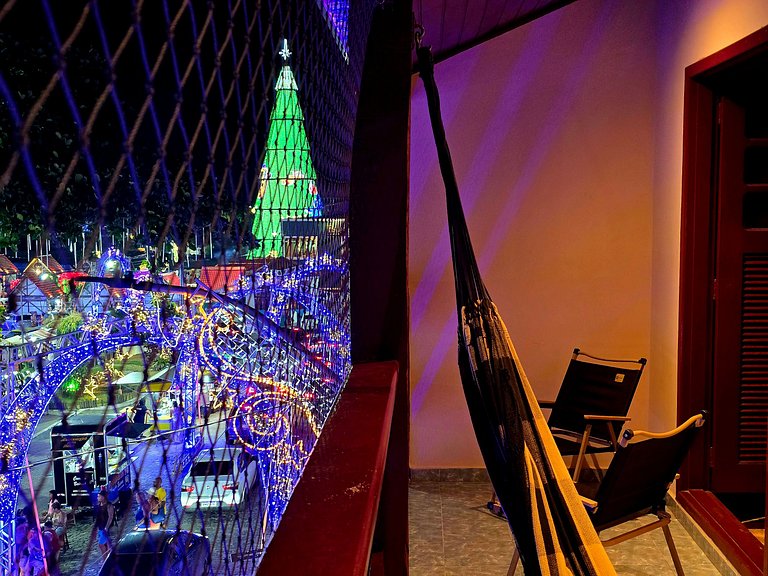 No pé da igreja Praia da Vila Entre o mar e lagoa.