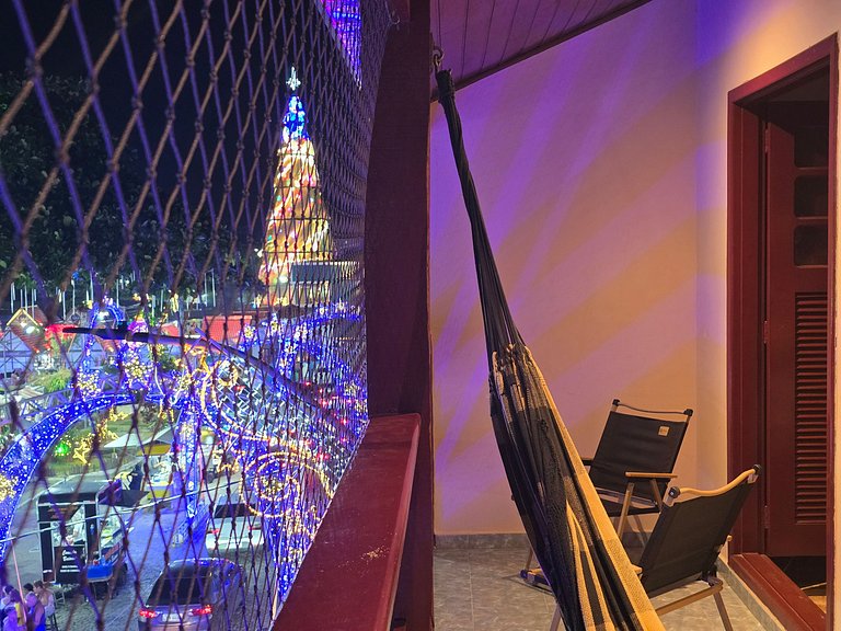 No pé da igreja Praia da Vila Entre o mar e lagoa.