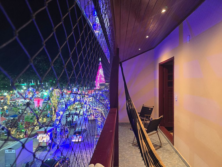 No pé da igreja Praia da Vila Entre o mar e lagoa.