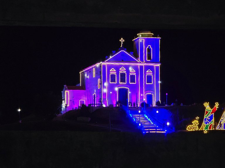 No pé da igreja Praia da Vila Entre o mar e lagoa.