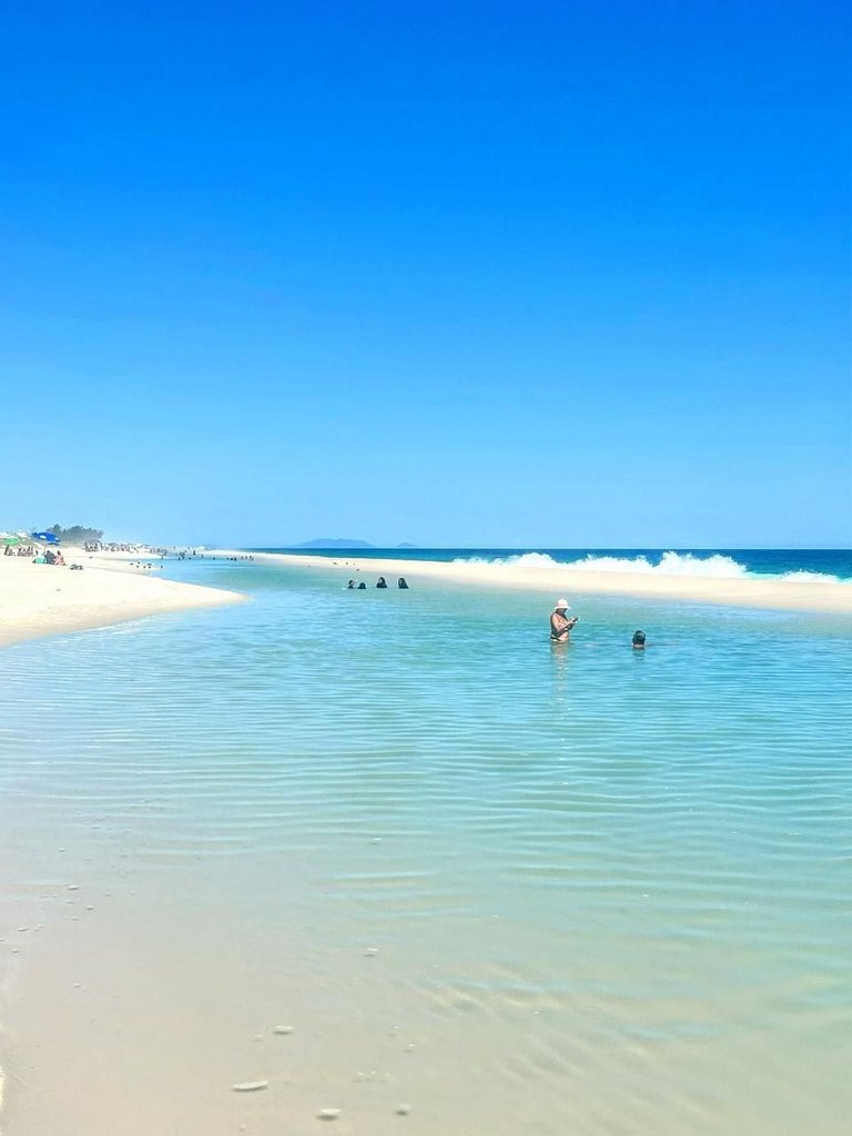 Apê 104 para 3 com ar e acesso à praia em Vilatur, Saquarema
