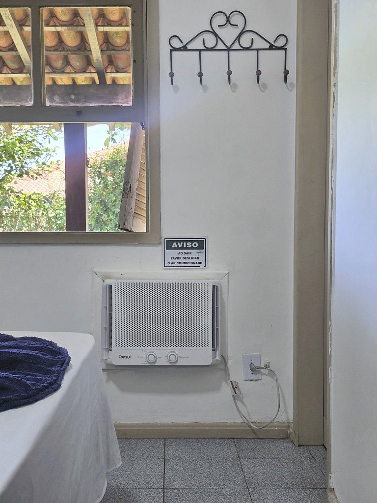Casa pé na areia em frente ao pico do surf de Itaúna