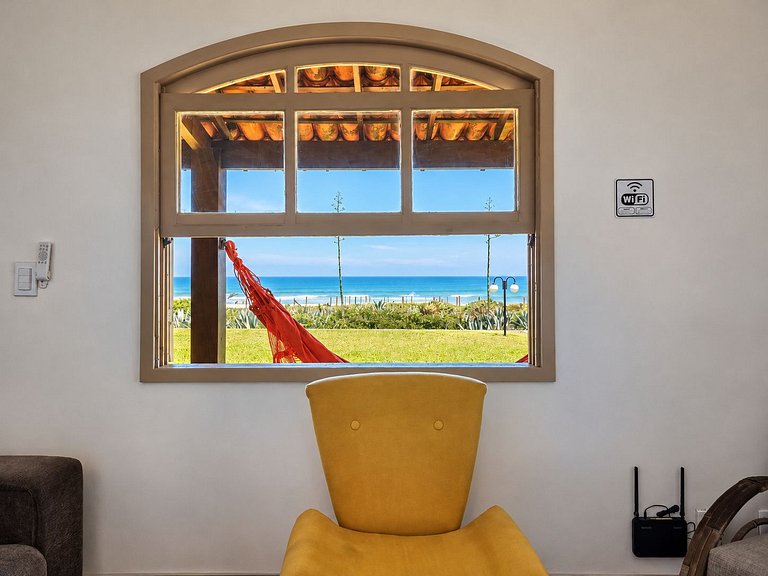 Casa pé na areia em frente ao pico do surf de Itaúna