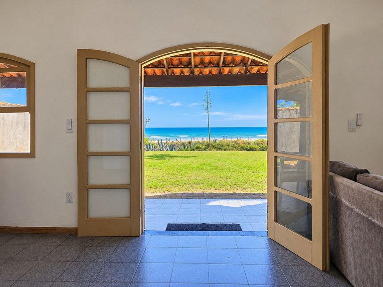 Casa pé na areia em frente ao pico do surf de Itaúna