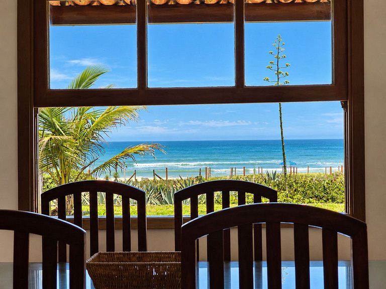 Casa pé na areia em frente ao pico do surf de Itaúna
