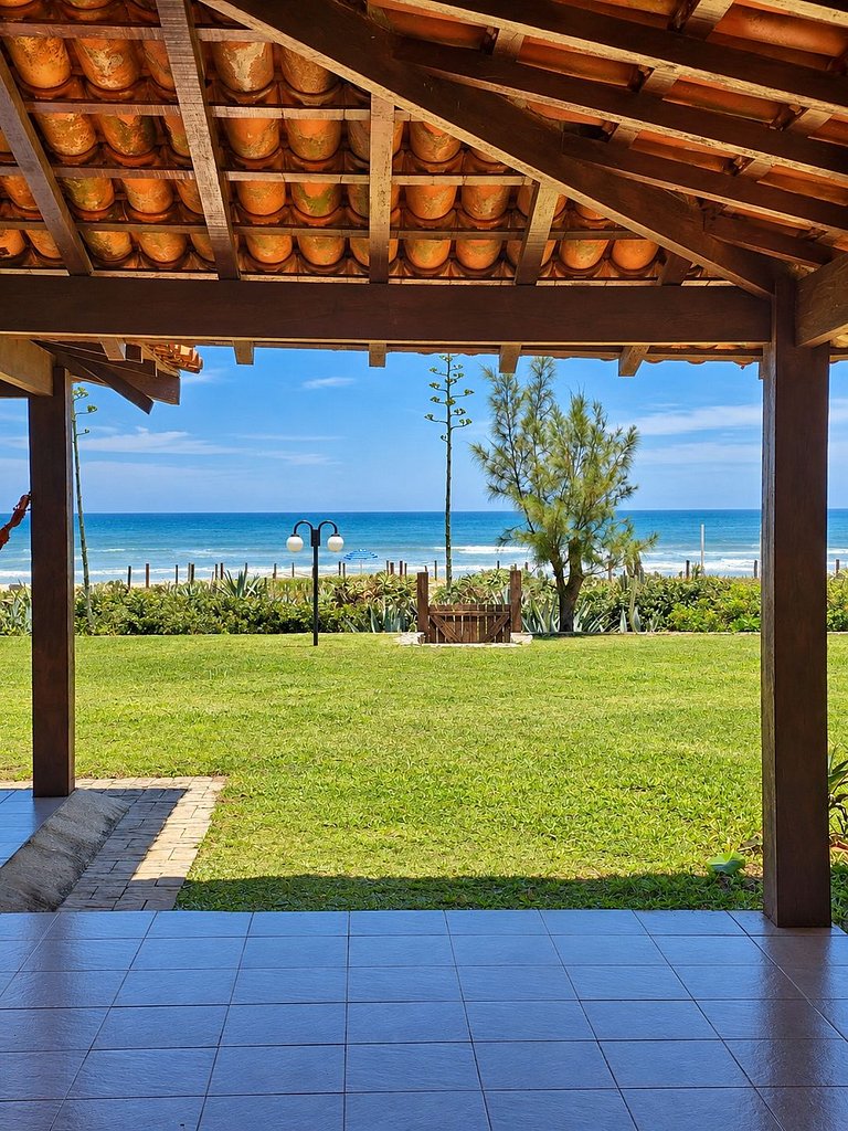 Casa pé na areia em frente ao pico do surf de Itaúna