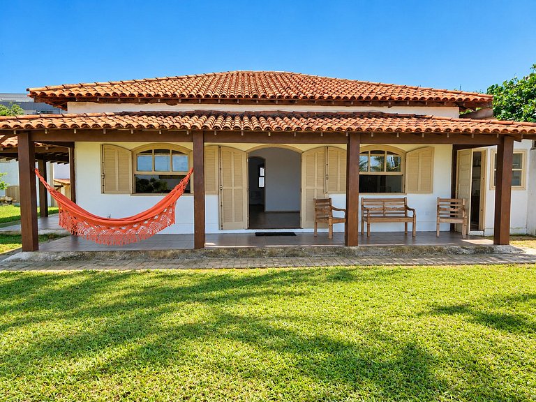 Casa pé na areia em frente ao pico do surf de Itaúna