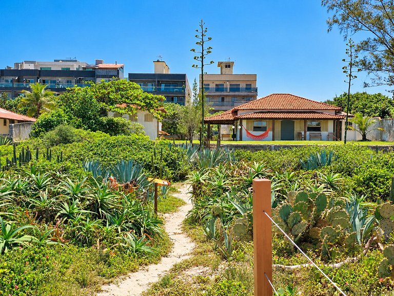 Casa térrea pé na areia com 2 suítes em Itaúna, Saquarema