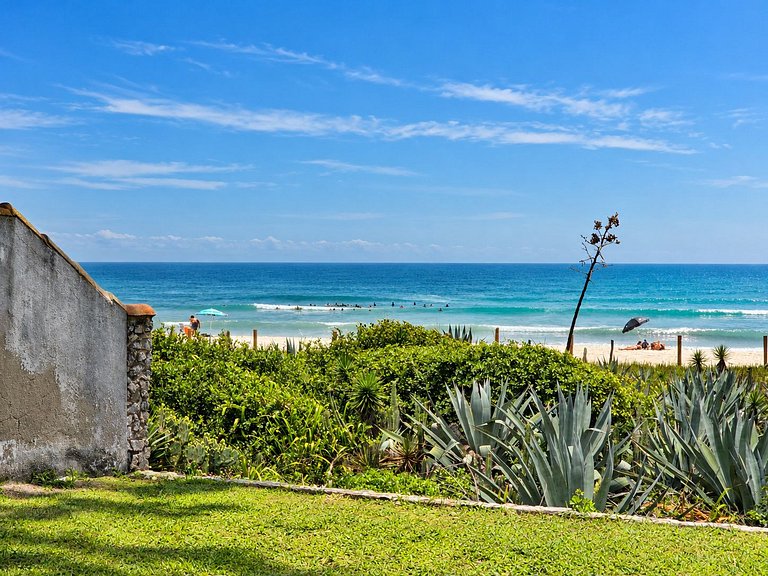 Casa pé na areia em frente ao pico do surf de Itaúna