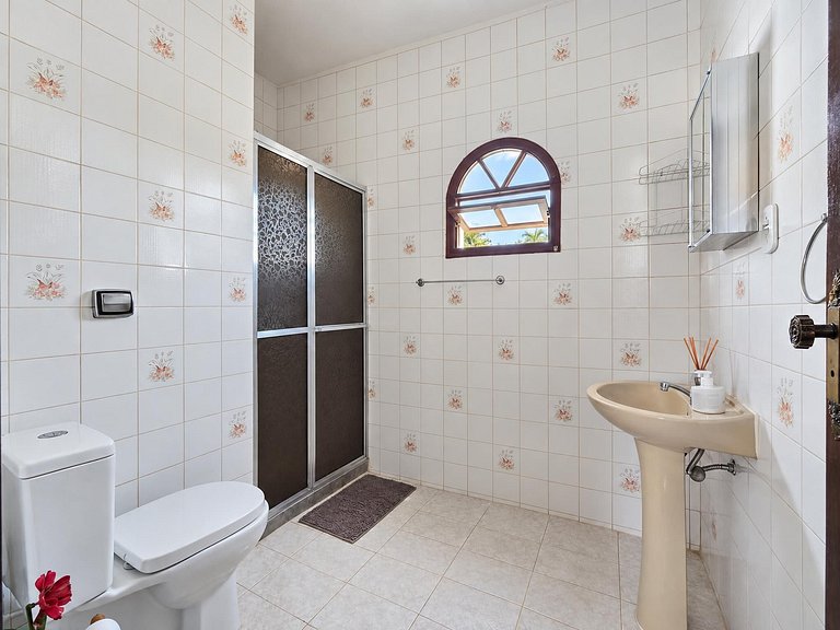 Casa com piscina a passos do WSL em Itaúna