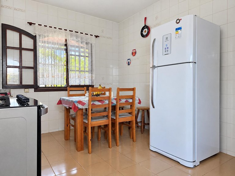 Casa com piscina a passos do WSL em Itaúna