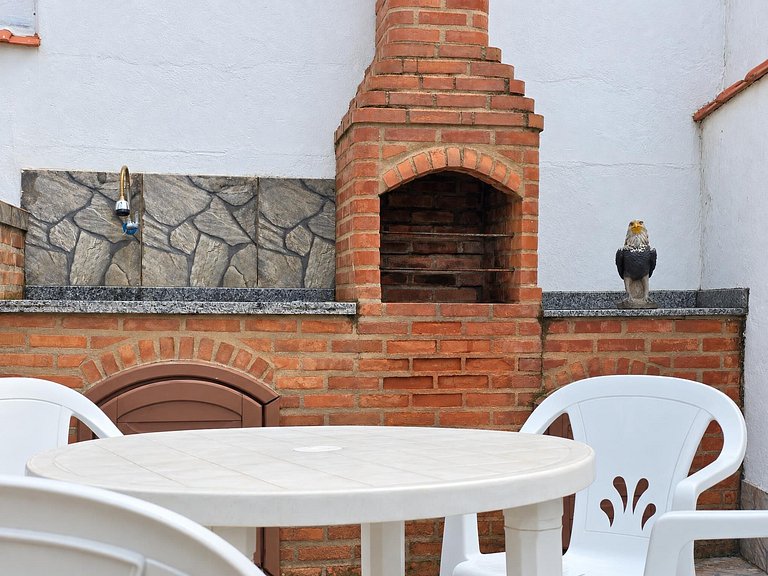 Casa com piscina a passos do WSL em Itaúna