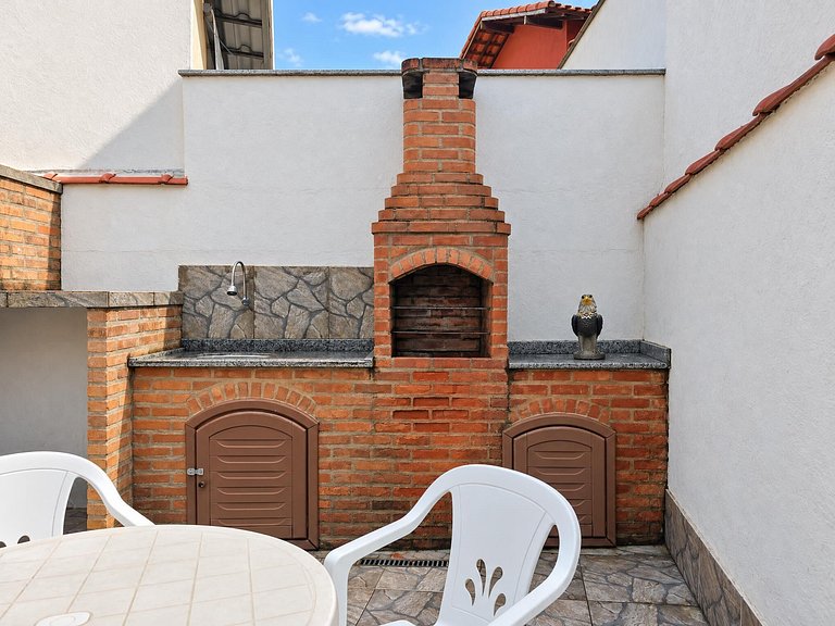 Casa com piscina a passos do WSL em Itaúna