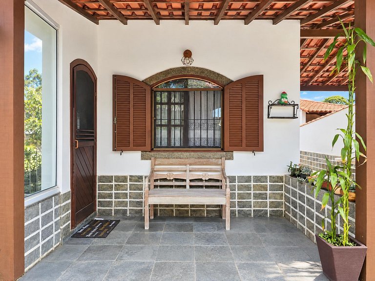 Casa com piscina a passos do WSL em Itaúna