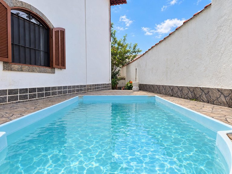 Casa com piscina a passos do WSL em Itaúna