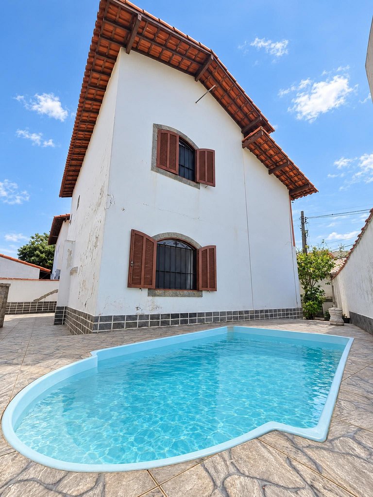 Casa com piscina a passos do WSL em Itaúna