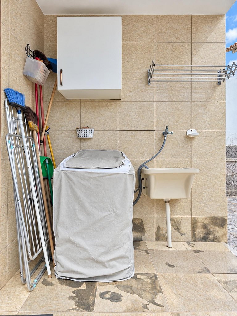 Casa com piscina a passos do WSL em Itaúna